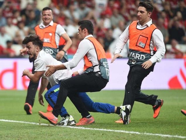 Dier taraftan, UEFA Sper Kupa finalinin 14. dakikasnda sahaya taraftar atlad. Sahaya giren kiinin Fester Abd ad ile bilinen YouTuber Ali Abdlselam Ylmaz olduu akland. Abd, bu davranyla on binlerce takipi kaybetti.  