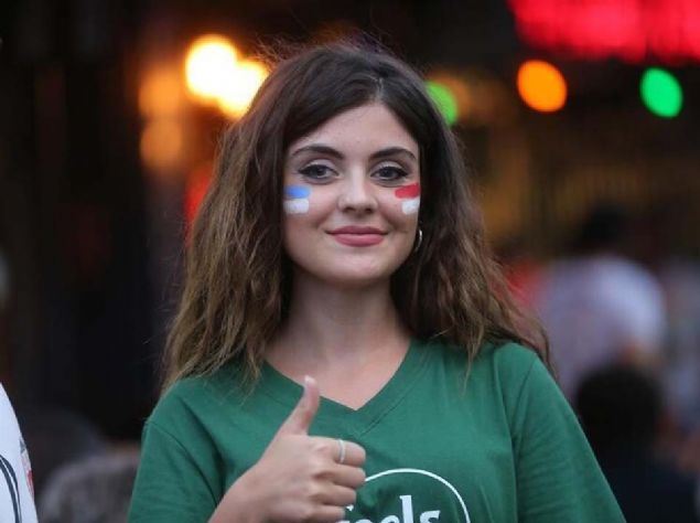 Takmlarna destek vermek iin stanbul'a gelen iki takmn binlerce taraftar ise tribnlerde renkli grntler oluturdu.   