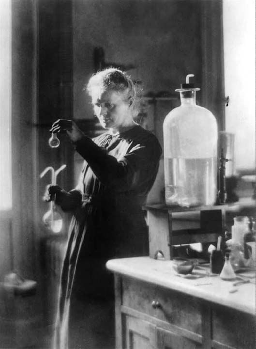 Marie Curie (1867-1934) (IQ 180-200)   <br><br>  Polonya as�ll� kimyager ve fizik�i. Sonradan Frans�z vatanda�l���na ge�mi�tir.   <br><br>  Radyoaktivite �zerine yapt��� �al��malarla iki farkl� alanda Nobel �d�l� kazand�. Uranyumla yapt��� deneyler sonucu radyoaktiviteyi ke�fetti.  <br><br>  Toryumun radyoaktif �zelli�ini buldu ve radyum elementini ayr��t�rd�. 1903 Nobel Fizik �d�l�, 1911 Nobel Kimya �d�l� sahibi ve radyoloji biliminin kurucusudur.  <br><br>  �al��malar�yla bir ����r a�an Curie, Nobel �d�l�'n� alan ilk kad�n, bu �d�l� iki kere alan ilk bilim insan� olmu�tur.              