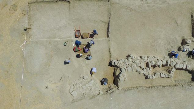 YY Tp Fakltesi Mikrobiyoloji Anabilim Dal retim yesi Prof. Dr. Hseyin Gdcolu ve Antropolog Do. Dr. Hakan Ylmaz, iskeletlerin kafatas ve dilerindeki mikroorganizmalardan numuneler alarak niversitedeki laboratuvarlarda incelemeye balad.     