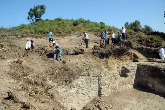 Ancak kaz�larda bir elde edilen bir Bizans serami�i ise hayret uyand�rd�.    