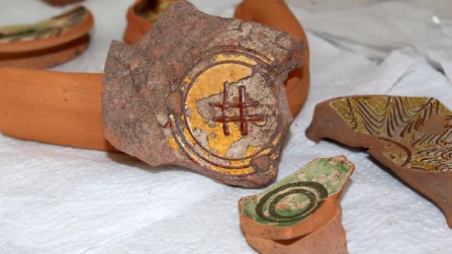 Bir�ok Bizans serami�inde de s�slemeler var. Ancak buldu�umuz bu seramikte g�n�m�z sanal d�nyas�nda kulland���m�z Hashtag i�areti var. O a��dan son derece �nemli. Pop�ler k�lt�r�n kulland��� �nemli simgelerden birisi' dedi.      