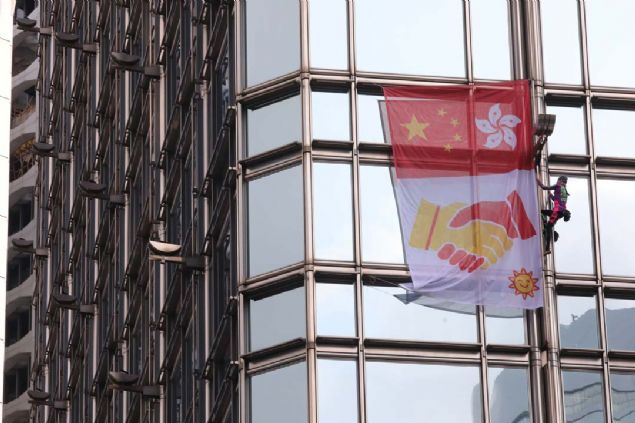 in seimler konusunda sz vermesine ramen Pekin yanls aday atama komitesi Hong Konglu semenlere ilerinden liderlerini seecekleri bir n liste hazrlad.  