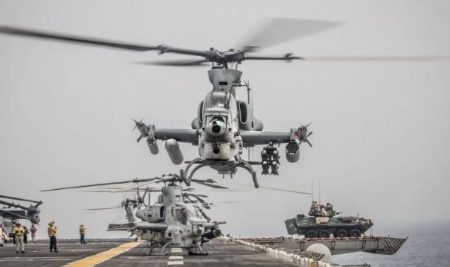 Geminin gverte ksmndaki uu pistine konulandrlan LAV-25 zrhl muharebe arac dikkat ekti.        