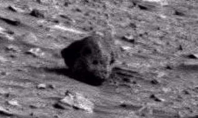 Hep varl��� tart���lagelen bir uzayl� kafa iskeleti sanki...            