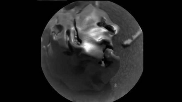 D�� k�sm�n�n s�radan meteorlardan �ok daha d�z ve p�r�zs�z olmas�n�n nedeni ise, atmosfere giri� yapt��� s�rada s�rt�nmeden kaynaklanan �s� art���yla erimi� olmas�.             