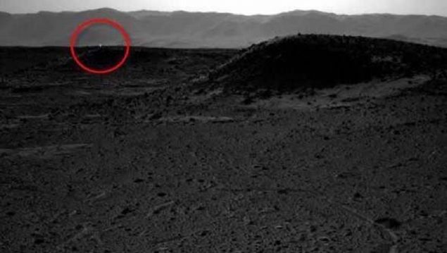 Curiosity'nin �ekti�i foto�raflar ger�ek.  <br><br>  Ancak NASA'dan Justin Maki, konuyla ilgili yapt��� a��klamada Curiosity'nin kameras�nda sens�rlerin a��r� �s�nmas� sonucu �l� piksel sorunun meydana geldi�ini, bu noktalar�n da bu sorundan kaynakland���n� s�yledi.   