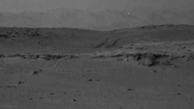 Mars'ta UFO mu var?   <br><br>  NASA'n�n yay�nlad��� bir ba�ka foto�raf da tart��malara neden oldu. Uzun s�redir Mars'ta bulunan Curiosity isimli arac�n �ekti�i g�r�nt�lerde UFO oldu�u d���n�len beyaz bir nokta dikkat �ekiyor. Peki ger�ekten de bu m�mk�n m�?   