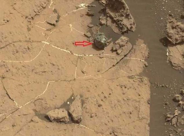 Mars'tan ge�ti�imiz g�nlerde bir ba�ka s�ra d��� g�r�nt� daha D�nya'ya ula�t�.  <br><br>  Bak�n foto�raftaki okun g�sterdi�i �ey asl�nda ne?             