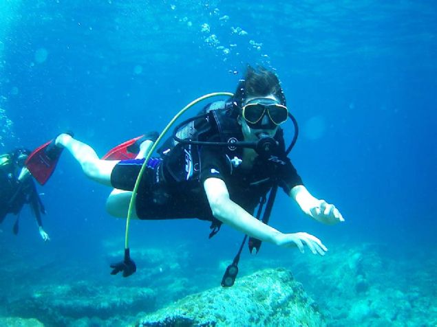 Dnyann ilk 'Cittaslow adas' (sakin ehir) unvanna sahip, 297 kilometrekarelik yz lmyle Trkiye'nin en byk adas olan ilede topran st kadar suyun alt da insanlar cezbediyor.    