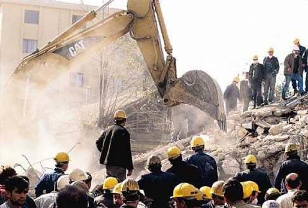 Baz illerde depremzedeler, kalc konutlarn yapm srecinde kurulan prefabrike evlerde hayatn srdrd.    