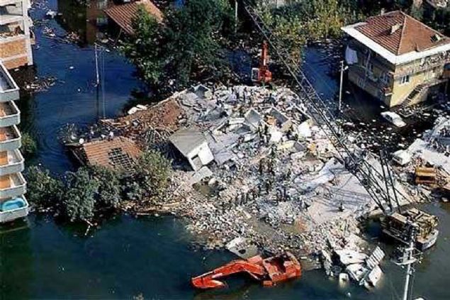 te 17 Austos 1999'da yaanan Marmara Depremi'nin asla unutulmayacak fotoraflar...  