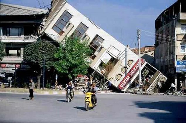 - Kocaeli'nin Glck ilesinde 17 Austos 1999'da saat 03.02'de meydana gelen ve 45 saniye sren 7,4 byklndeki depremde 17 bin 480 kii yaamn yitirdi, 43 bin 953 kii yaraland.     