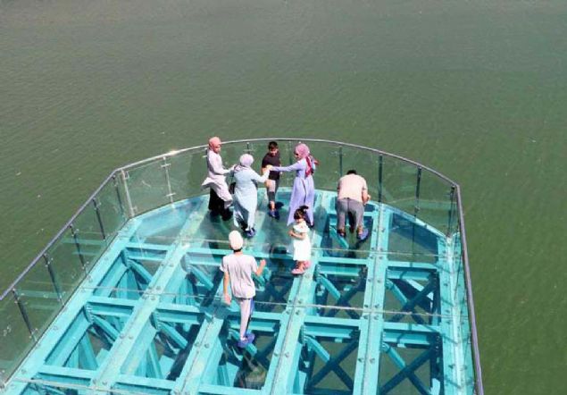 Pirinkayalar Geidi'nde yaplan cam terasa (fiyortpark) gelen yerli ve yabanc turistler, Karadeniz ve Dou Anadolu ikliminin yaand Uzundere'de tarihi yaplar grmenin yan sra doal gzellikleriyle drt taraf yksek tepelerle evrilmi Tortum Gl'n izleme frsat buluyor.  