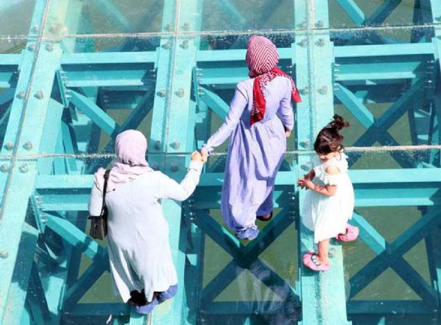 Aktoprak, yle konutu: 'Cam terasn ilemize mthi bir deer katacan ve turizm potansiyelini artracan dnyorum. Bisiklet yolunun temelleri atld ve almalar devam ediyor.   <br><br>  lenin giriinde balayan 3 kilometrelik bir parkur olacak ve imkan dahilinde bunu Tortum elalesi'ne kadar uzatmak istiyoruz nk insanlar artk alternatif turizm ve spor yapmak istiyor. Gelen ziyaretilere raftingin yan sra bisikletlere atlayp elaleye kadar gzel bir parkurda seyahat imkan sunmak istiyoruz.'  