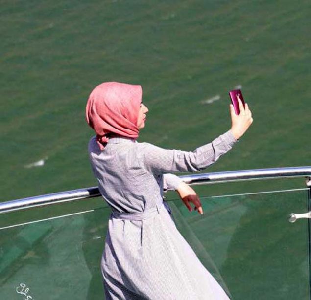 - 'CAM TERASIN LEMZN TURZM POTANSYELN ARTIRACAINI DNYORUM'  <br><br>  Cam terasn ilenin turistik deerlerine art deer kattn anlatan Aktoprak, teras yanna yaplacak yeni projelerle sz konusu alann daha ilgi ekeceini aktard.  