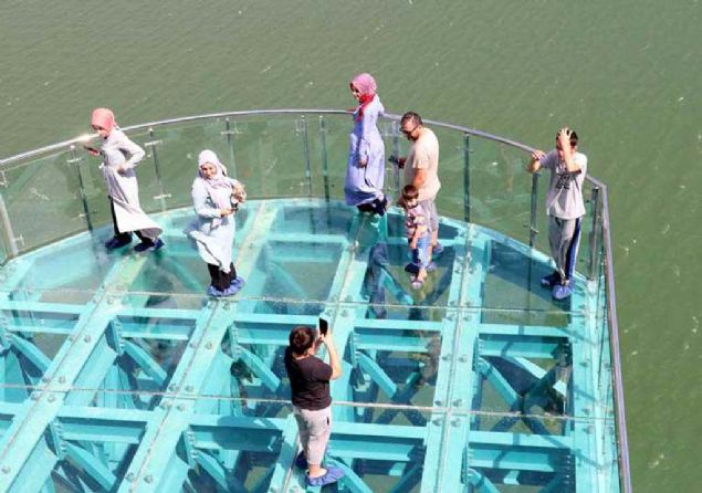 Aktoprak, insanlarn terasn iine girdiklerinde byk heyecan yaadklarn ifade ederek, 'nsanlar cam terasn iine girince adrenalin yayor nk insanda bolukta yryor hissi uyandryor. Bu yzden gelen insanlar youn rabet gsteriyor.' diye konutu.  