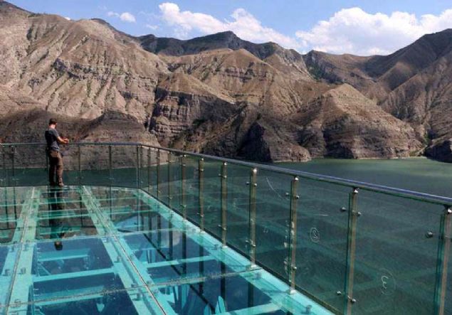 Uzundere Belediye Bakan Hilmi Aktoprak, AA muhabirine yapt aklamada, cam terasn Trkiye'nin nadir tesislerinden olduunu belirterek, 'Tesisimiz insanlarn ilgisini ok ekiyor nk Trkiye'de nadir bulunan terasa gelen her vatandamz buray merak ediyor ve meraklarnda da hakllar.' dedi.  