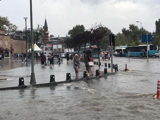 Trafikte aralar mahsur kald. Saanak nedeniyle stanbul'da tm vapur seferleri iptal edildi, tramvay seferleri durduruldu.    