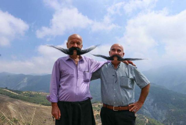 Hayatlarna ayn ekilde devam etmekte kararl olan iki kuzen, evredekilerin yan sra ehir dndan gelenlerin de ilgi oda oluyor.  <br><br>  Haftada bir bakm yaptrdklar byklarna sa kurutma makinesi ve sa spreyi kullanarak ekil veren kuzenler, tellerin kopmamas iin titizlikle davranyor.    