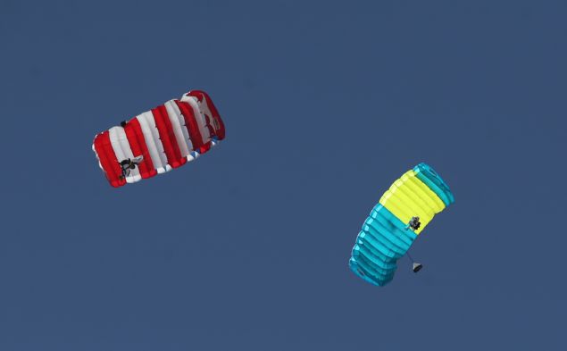 Szen, 54 senedir gkyznde szldn ifade ederek, '15 yl daha paratle atlamak istiyorum. THK'nin Etimesgut Tesisleri'nde parat eitimini aldk ancak sadece eitim yetmiyor. Bu renme mr boyu devam ediyor. Yurt dnda da parat atlaylar gerekletirdik, daha da yapacaz. Sivrihisar'daki Uluslararas Havaclk Tesisleri'ni grmek bizi mutlu etti.' dedi.    