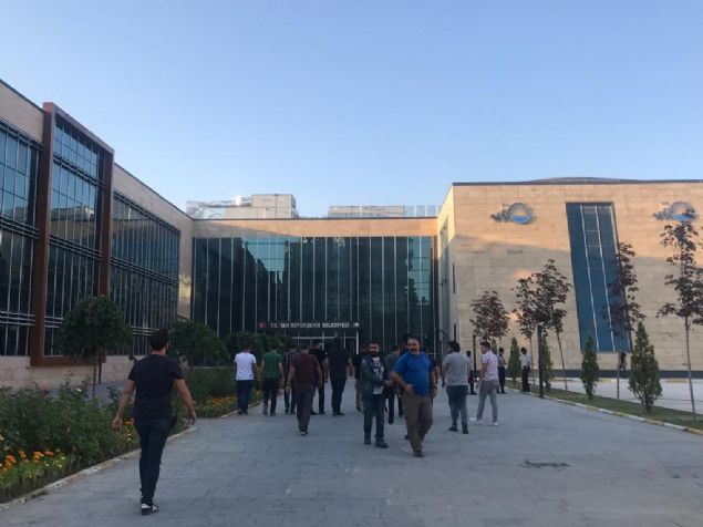 ileri Bakanlndan yaplan yazl aklamaya gre, haklarnda terr sularndan soruturma bulunan Diyarbakr, Mardin ve Van Bykehir Belediye Bakanlarnn yerine yeni grevlendirme yapld.           