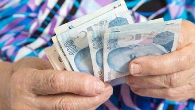 Hizmet sresi 35 yl olanlarn emekli ikramiyesi, 115 bin 283 liradan 144 bin 591 liraya kacak, emekli ikramiyesi de 29 bin 308 lira artacak.      