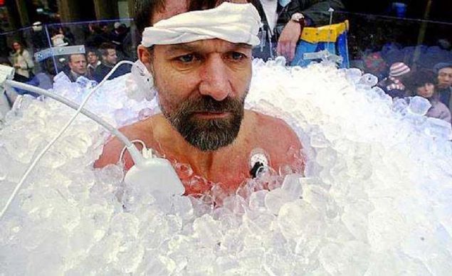 Wim Hof isimli Hollandal dnya rekortmeni tam 1 saat 52 dk. buz iinde kalmay baarm. Kendisi dnyann farkl yerlerinde dondurucu souklar altnda eitli gsteriler yapyor.      