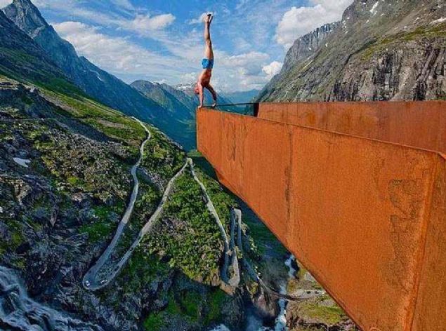 Eskil Ronningsbakken isimli Norveli adam, ekstrem sporlarla urayor ve lme srekli meydan okuyor. Srekli lmle burun buruna olduu yerlerde gsteriler yapyormu.   