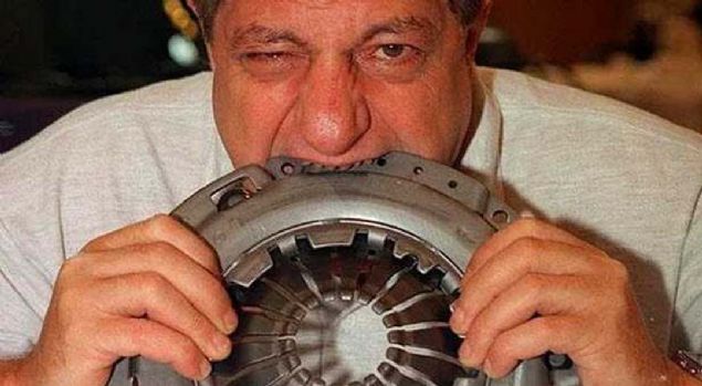 Fransz Michel Lotito sahip olduu bir mental bir rahatszlk olan 'Pika' nedeniyle 40 yl boyunca tahminen 9 ton metal yemi. nceleri amur ve plastik yiyen Lotito, sonralar metal ve cam gibi tehlikeli maddeleri mideye indirmeye balam.  <br><br>  Zamanla midesi tm bu maddeleri tecek inanlmaz bir yapya kavumu. Lotito bunu bir kariyer frsatna dntrm ve her eyi yiyen adam olarak tarihe gemi.  <br><br>  2007 ylnda len Lotito beslenme alkanlklar ilgili olarak deil, tamamen doal nedenlerle hayatn kaybetmi.       