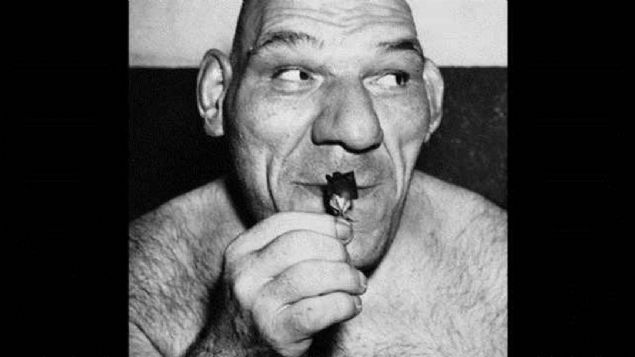 ocukken bir melei andran yz sebebiyle 'Melek' lakabyla anlrd. 1917'de, Tillet ve annesi Devrim sebebiyle Rusya'y terketti ve Fransa'ya tand ve burada Reims kentine yerletiler.     