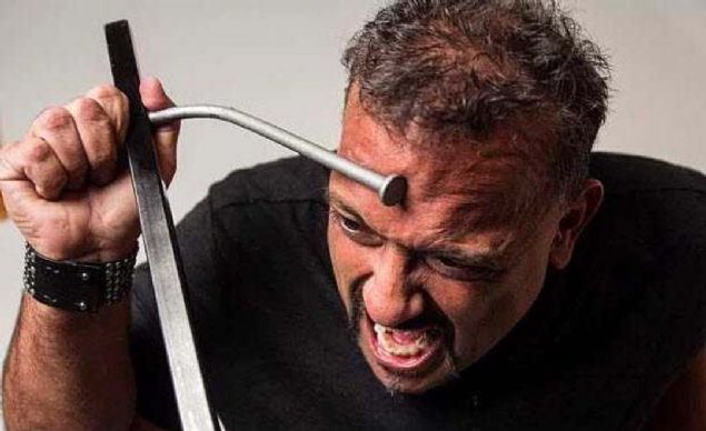 Gino Martino, kafasn eki gibi kullanan ve insanst bir gle her trl metali krp paralayan, eip bken, ivi akan profesyonel bir grei ve ovmen.     