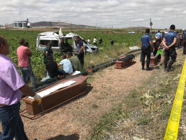 Tar�m i��ilerini ta��yan Musa Alt�nok idaresindeki 50 ZB 455 plakal� minib�s, Ac�g�l-G�l�ehir kara yolunda Ferhat Karaman y�netimindeki 50 AG 452 plakal� t�rla �arp��t�.        