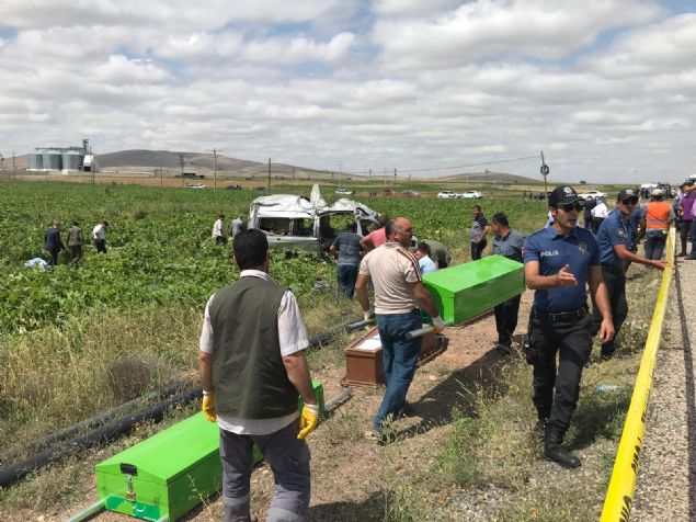 �hbar �zerine kaza yerine �ok say�da ambulans ve itfaiye ekibi sevk edildi.        