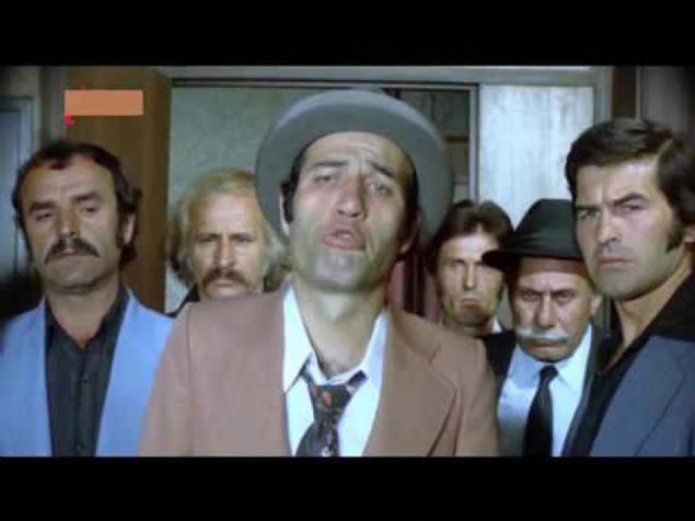 DURUMU ANLAMADI, TEKRAR SUYA ATTI   <br><br>  Baktm olmayacak izmeyi karp can havliyle suyun zerine ktm. Yavuz Selekman durumu bilmedii iin vurup beni tekrar suya att. Sahne devam ediyor nk. Ben 'Bouluyorum, vurma' diyorum ama anlamyor.   