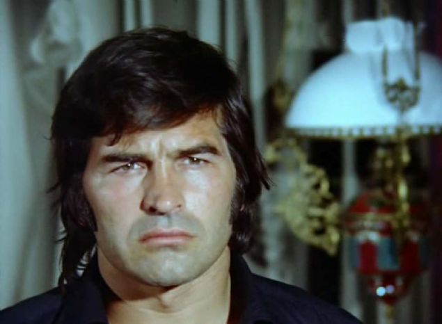 Eski bir milli bir grei olan Selekman uzun yllar ay yldzl formaya hizmet etmi ve birok baarya imza atmt.   <br><br>  Selekman daha sonra dzgn fiziinin de etkisiyle Yeilama gemi yapm, 80'den fazla filmde rol almt.  