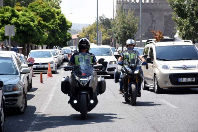 Gezi kapsamnda Almanya'dan Fas'a kadar 22 lke ve 80 ehri ziyaret edecek gezginler, ehitler ansna dua edip stiklal Mar'n okuyacak.   <br><br>  Motosiklet tutkunu gezginler, yanlarnda tayacaklar Trk bayran, Bat Sahra l ve Atlas Dalarnda da dalgalandracak.  