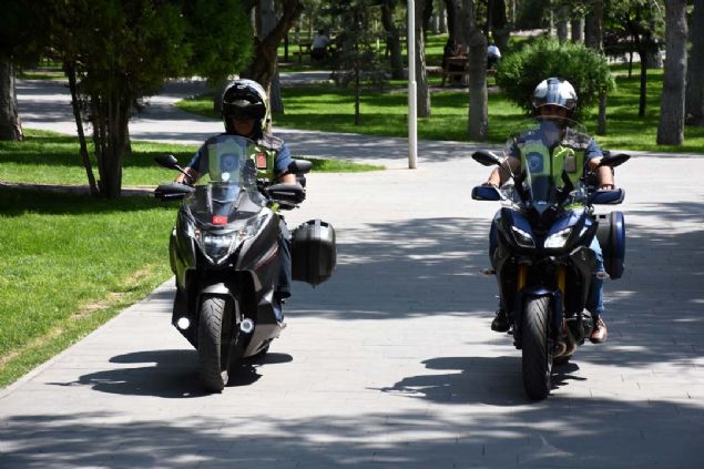 Kayserili gezginler Mustafa zdemir ve Yusuf entrk, ehitler ansna motosikletle 15 bin kilometre yol katederek 2 ktadaki 22 lkede 80 ehri ziyaret edecek.    