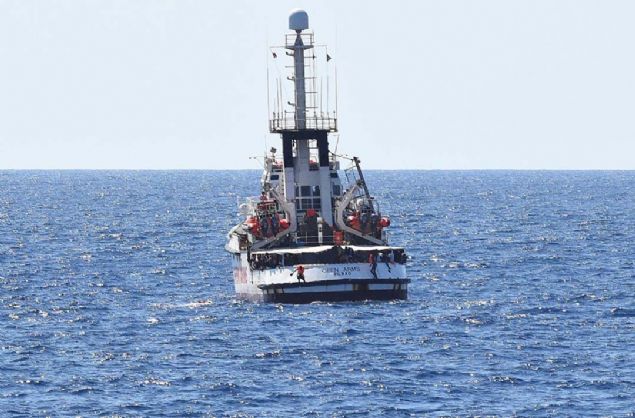 Open Arms, Twitter'dan yapt paylamda, gmenlerin denizde 19'uncu gn geride braktn belirterek, 'lgnca bir gece ve suda bir insan. nce acil tbbi tahliye ve bu sabah bir adam, karsndaki karaya ulamak iin denize atlad. Bunlarn arasnda panik atak geiren bir kadn. aresiz bir durum' ifadeleri kullanld.  <br><br>  STK, gemiden can yelekleriyle Lampedusa'ya doru yzmek iin denize atlayan gmenlerin grntsn de paylat. Denize atlayan gmenler, talyan sahil gvenliince kurtarld.  