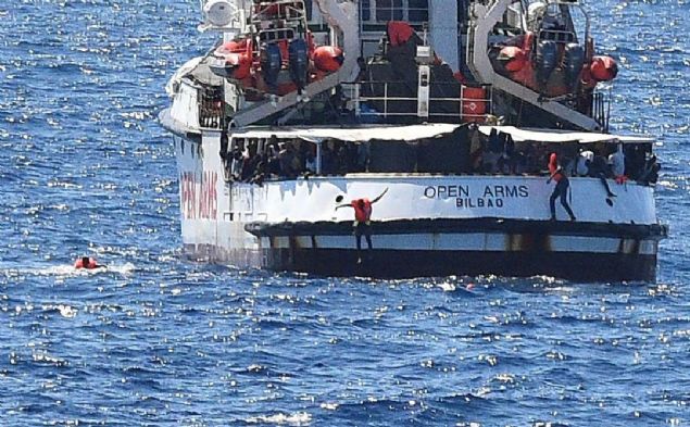 Denize atlayan snmaclar sahil gvenlik ve polis botlarnca denizden kartld. Ancak nereye gtrlecekleri konusunda herhangi bir aklama yaplmad.  