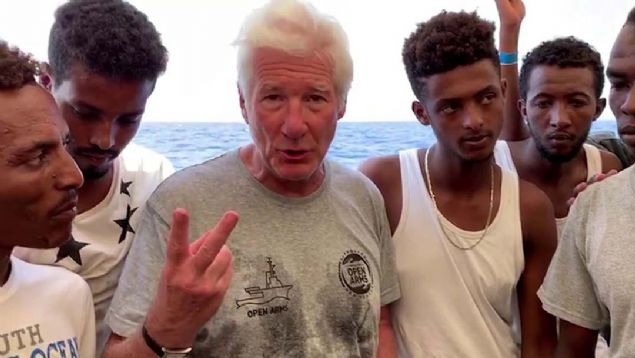 ABD'li aktr Richard Gere, Akdeniz'de bekleyiini srdren gemiye giderek destek vermi, bu destek Gere ile Salvini arasnda polemie yol amt.   <br><br>  Bu srada 13 dzensiz gmen, acil tbbi mdahale gereksinimi sebebiyle gemiden tahliye edilmi, gemideki dzensiz gmen says 147'ye dmt.  <br><br>  Akdeniz'de deniz ve hava koullarnn geen aramba ktlemesi sebebiyle gemi 'acil durum' ars yaparken, Lazio Blge dare Mahkemesi ise talya ileri Bakanlnn kara sularna giri yasann yrtmesini durdurmutu.  