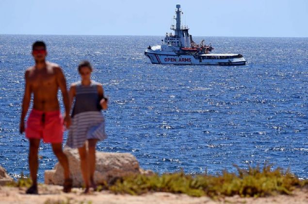 spanyol hkmetinin nce Algeciras ardndan Balear adalarndan Minorka'y Open Arms'a amasna ve talya'nn da Open Arms'a lojistik destek vereceini belirtmesine karn geminin Lampedusa aklarndaki bekleyii sryor.  <br><br>  talyan basnna yansyan haberlere gre, spanyol hkmetinin iki gndr Open Arms'a her trl destei vereceini belirtmesine ramen geminin Lampedusa nndeki bekleyiine anlam veremedii ifade edildi.  