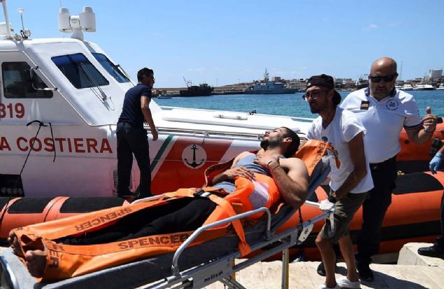 ileri Bakanl ise bu konuda henz kendilerine ulaan resmi talep bulunmadn bildirmiti.  <br><br>  Conte'nin, Salvini'ye gnderdii ikinci mektup zerine, cumartesi gn gemiden 27 ocuk indirilince kalan gmen says nce 107'ye, dn gece tahliye edilen 9 kiinin ardndan da 98'e dmt.   