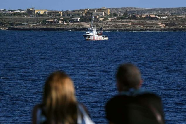 Akdeniz'de kurtard dzensiz gmenlerle iki hafta denizde seyrettikten sonra perembeden bu yana talya'nn Lampedusa Adas'nn 800 metre anda limana girmesi izin verilmedii iin bekleyen Open Arms gemisindeki gmenlerin akbetine ilikin belirsizlik sryor.   