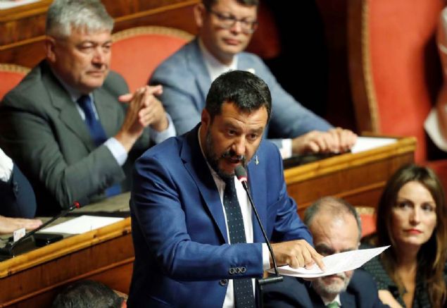 ileri Bakan Salvini, sz konusu durdurma kararna bir st mahkemede itiraz edeceklerini belirterek, gemiye ynelik yasaklamay ieren ikinci kararnameyi de imzalamt.  <br><br>  Salvini'nin limana yanama konusunda yeil k yakmamas sebebiyle gemi, limann birka metre anda beklemeye devam ederken, talya Babakan Giuseppe Conte ise perembe gn Salvini'ye bir mektup yazm ve Fransa, Almanya, Romanya, Portekiz, spanya ile Lksemburg'un gmenleri paylamaya hazr olduunu aklamt.  