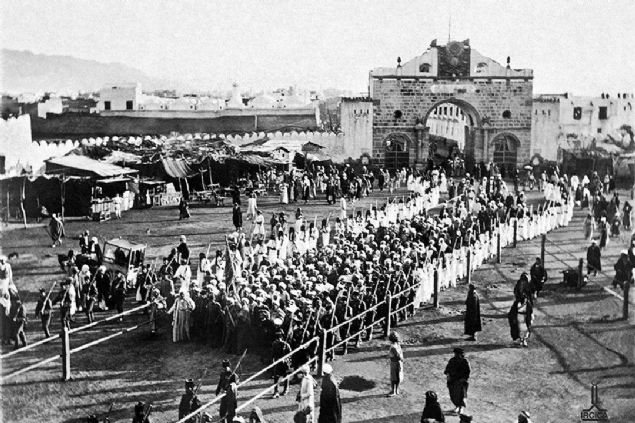 Padiahlk sfatn tamamakla birlikte Osmanl hanedanndan gelen son Halife olan Abdlmecid Efendi, 1923-1924 yllarnda bu gelenee resmen son veriyor. Gelenek I. Dnya Sava'nda Mekke ve Medine ile yakn irtibat kesilinceye kadar devam ediyor.  