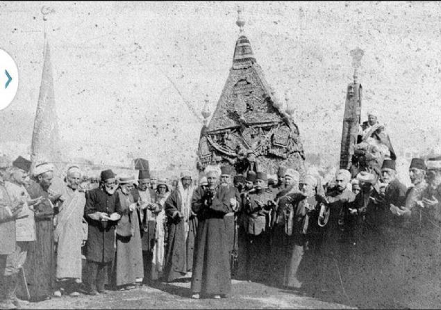 Srre Alay ne demektir?  <br><br>  Arapa kkenli olan 'Srre', para kesesi demektir. 'Srre Alay' ise Osmanl'nn eski ve nemli bir geleneini ifade ediyor.  <br><br>  Her yl Ramazan ayndan nce saray bahesinden uurlanan ve padiahn balarn kutsal topraklara tayan kervana verilen isime 'Srre Alay' deniyor.    