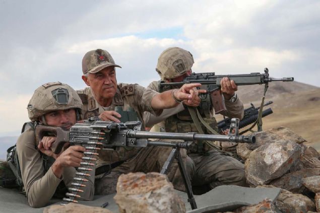 Van, Hakkari ve rnak il jandarma komutanlklarnn katlmyla, Jandarma Genel Komutan Orgeneral Arif etin'in emir ve komutasnda balatlan Kran Operasyonu devam ediyor. 