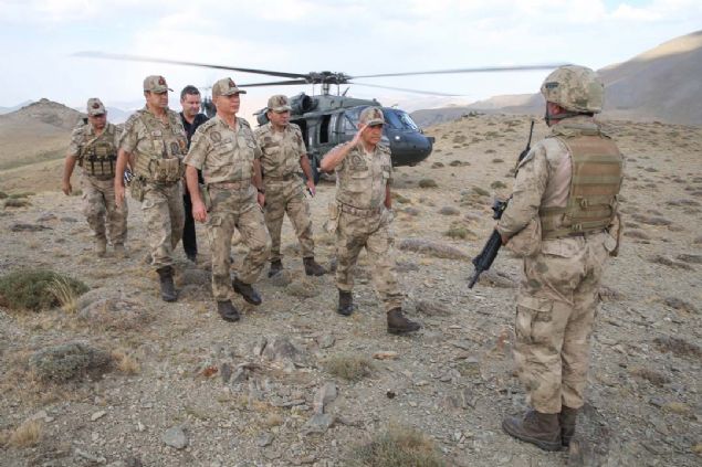 Cumhurbakan Recep Tayyip Erdoan'n emir ve direktifleri dorultusunda, blgenin terristlerden tamamen temizlenene kadar terrle mcadelenin koordineli ekilde devam edeceini vurgulayan etin, kahraman gvenlik glerinin terristlerin inlerine girdiini vurgulad. 