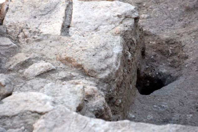 Bylece Troya'nn kurulu tarihi yaklak 600 yzyl daha gerigidiyor. Yani Troya, Troya-0 olarak tanmladmz dnemle beraber M.. 3500'lerde Hisarlktepe'de kurulmu. Bu daburadaki yerleim tarihinin gnmzden5 bin 500 yl ncesine k tuttuunu gstermektedir... 